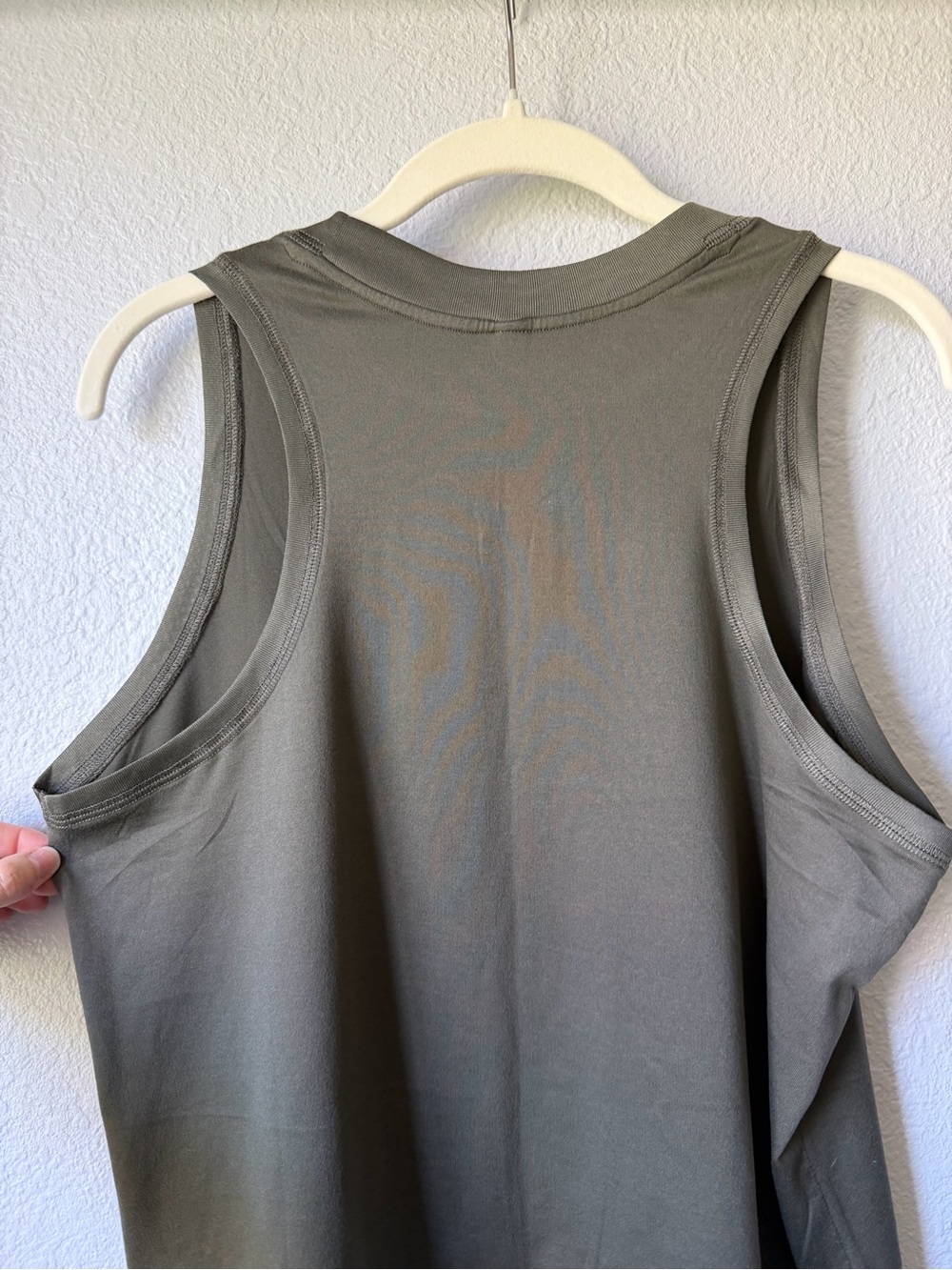 Vuori Energy Tank Womens Medium Custom Notch V-Neck Olive Green Athletic Top EUC - Picture 6 of 12